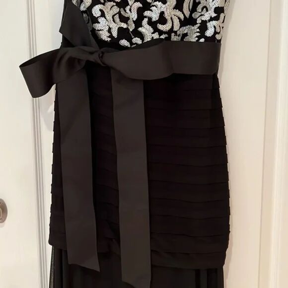 Formal Betsy & Adam One Shoulder Mermaid Gown with Sequins 8P - Picture 3 of 6